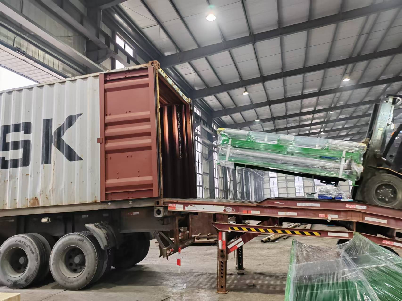 наземный роликовый конвейер для пресса для фанеры