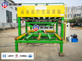 Машина для укладки шпона для соединения с машиной для снятия шпона