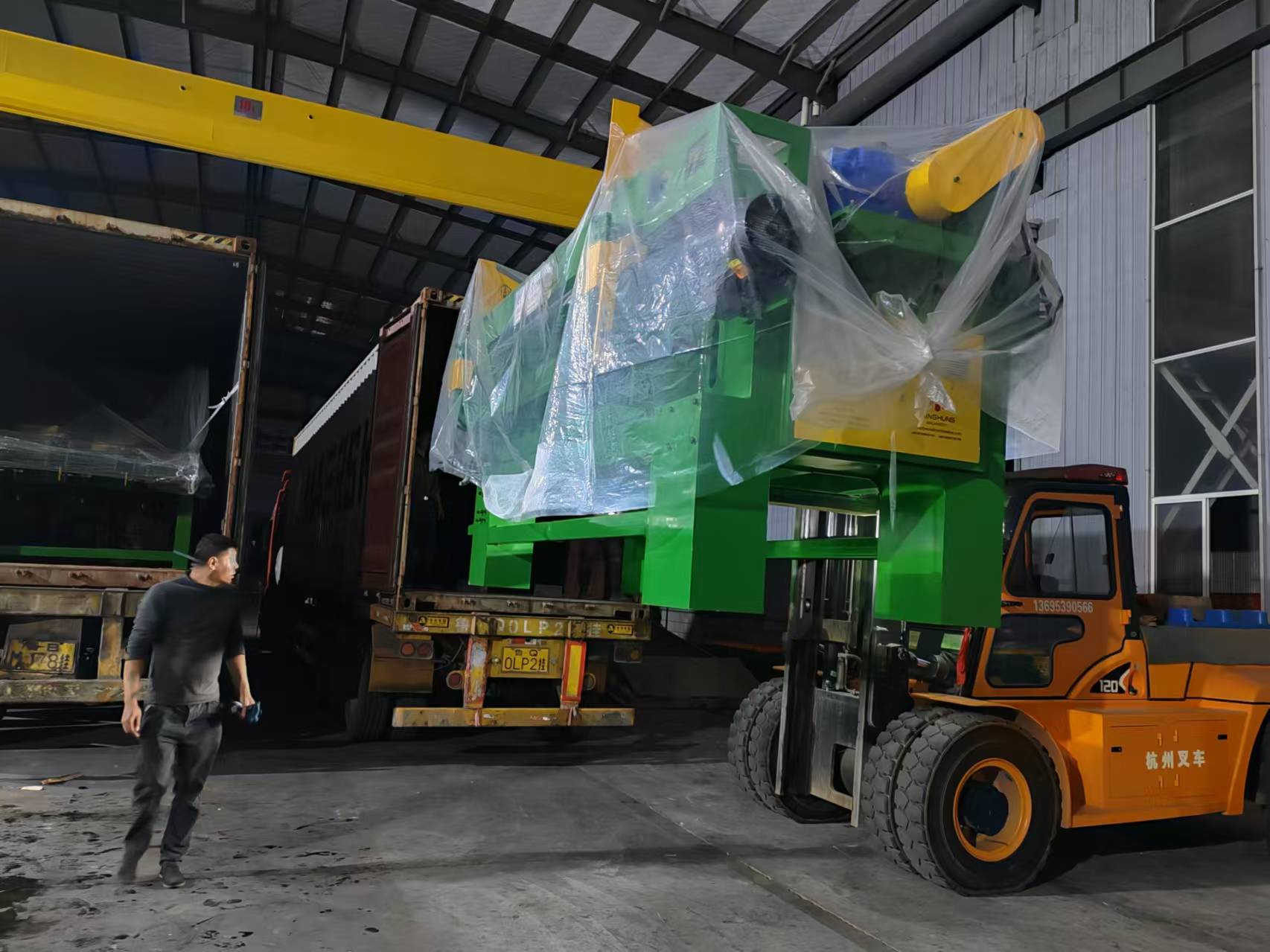 Загрузка окорочной машины для бревен длиной 8 футов