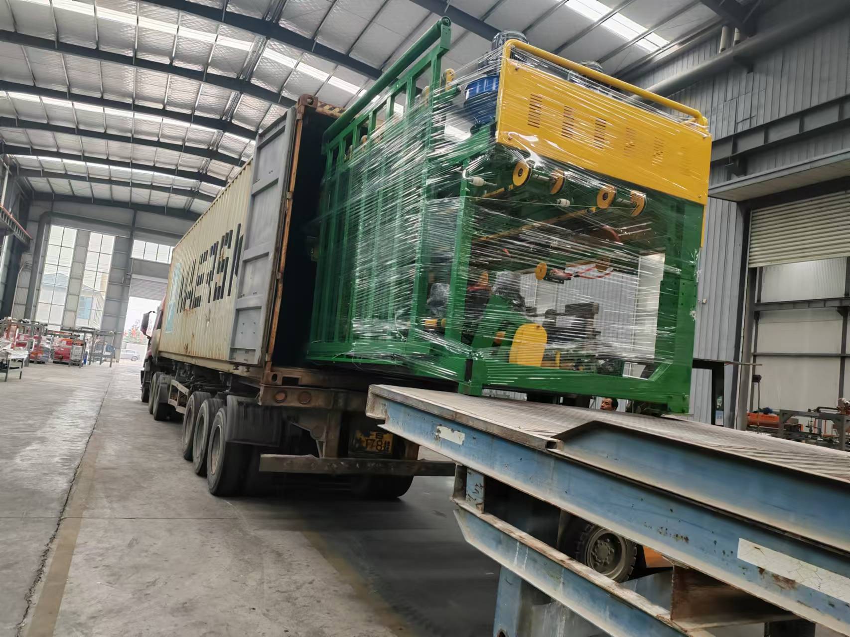 загрузка вакуумного укладчика шпона