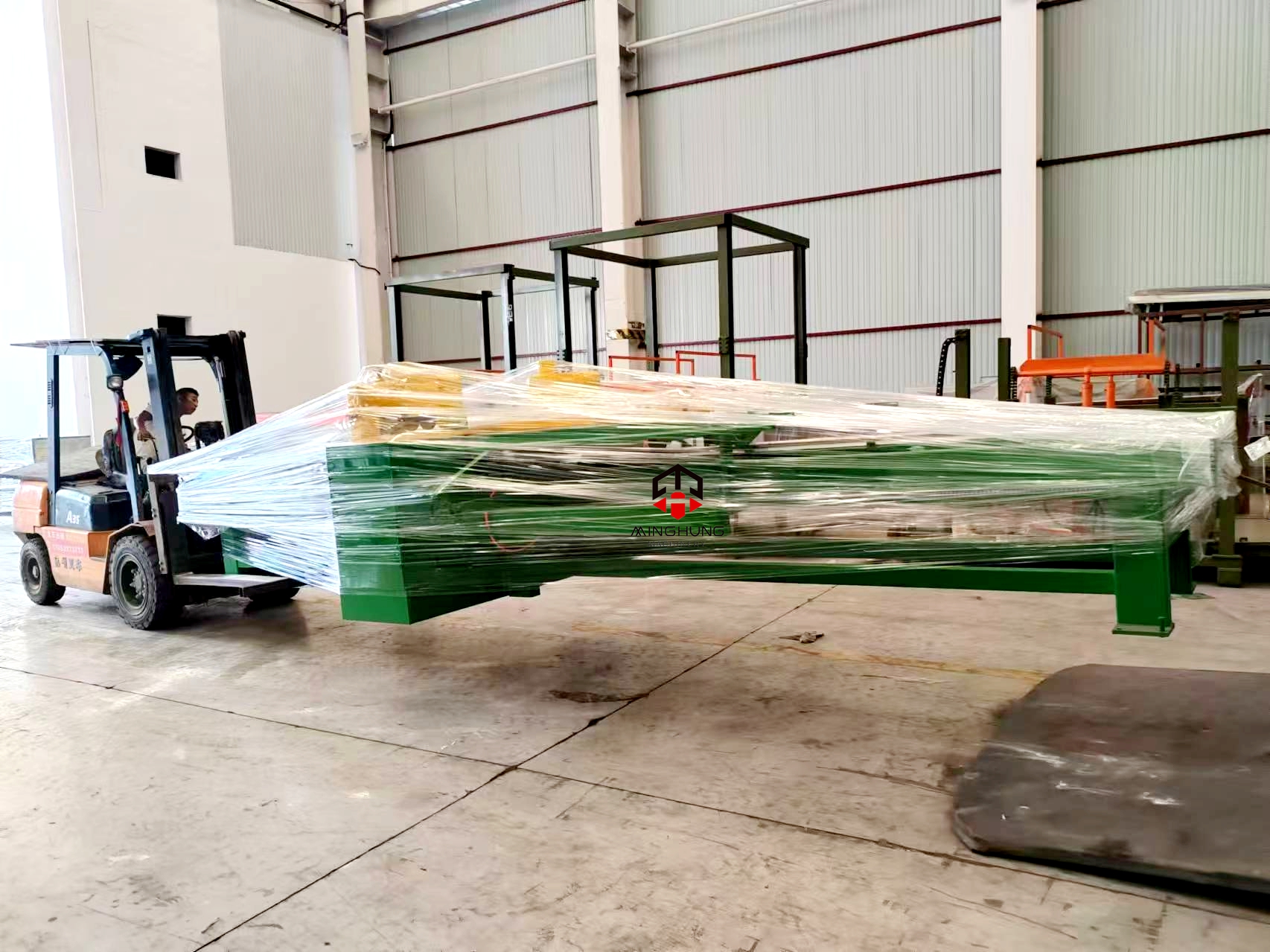 Загрузка калибровочной машины для фанеры